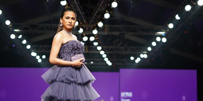 Jovem participando de desfiles de moda no conceito pret a porter