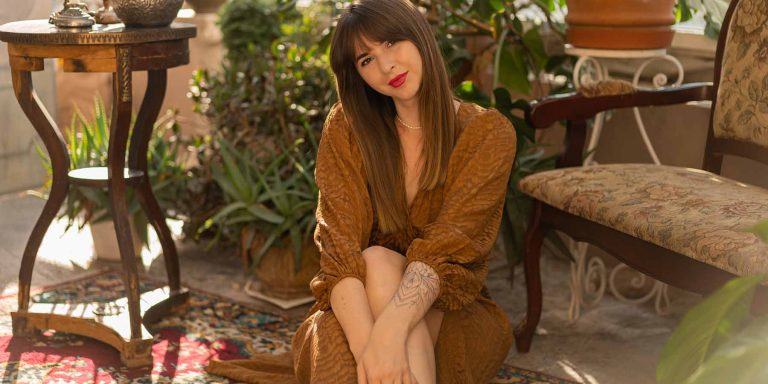 Mulher jovem vestindo roupa no estilo boho chic