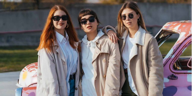 Mulheres com sacolas de compras vestindo roupas da tendência Quiet Luxury,