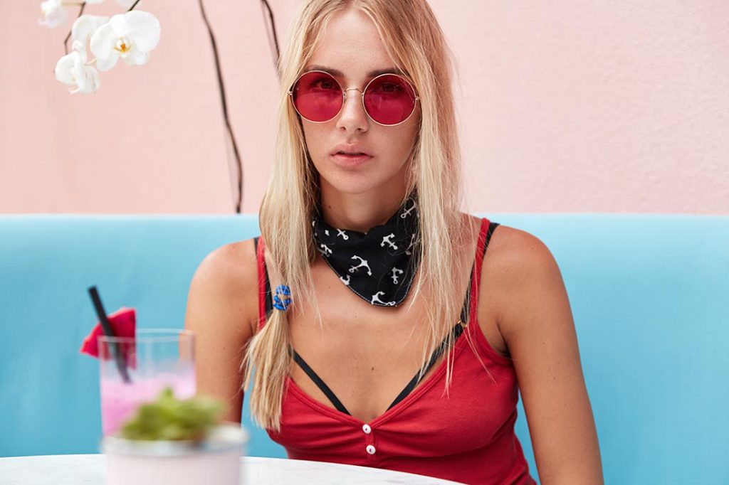 Mulher jovem com roupas e acessórios dentro do estilo