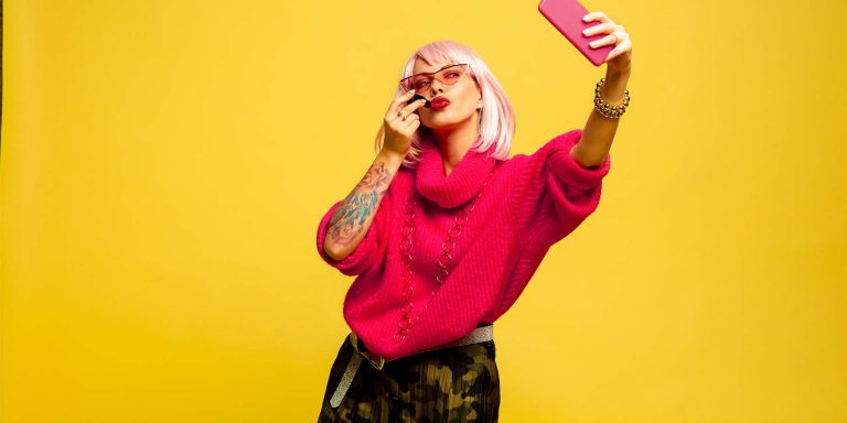Mulher jovem gravando conteúdo para tiktok para empresas