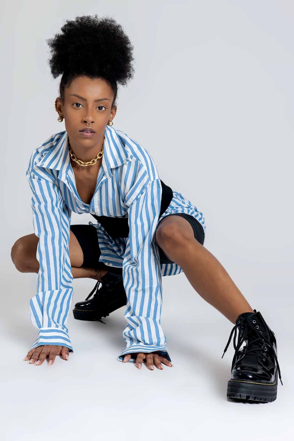Jovem mulher negra vestindo roupas, calçados e assessórios no estilo Weird Girl Aesthetic