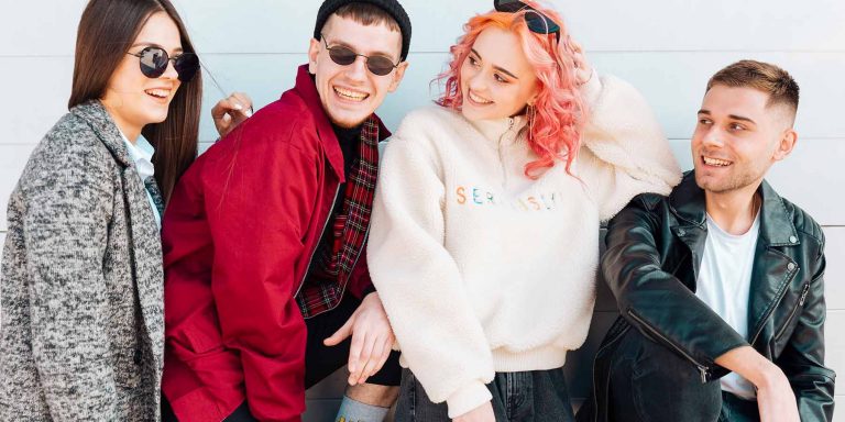 Dois casais de jovens vestido nos estilo preppy e old money