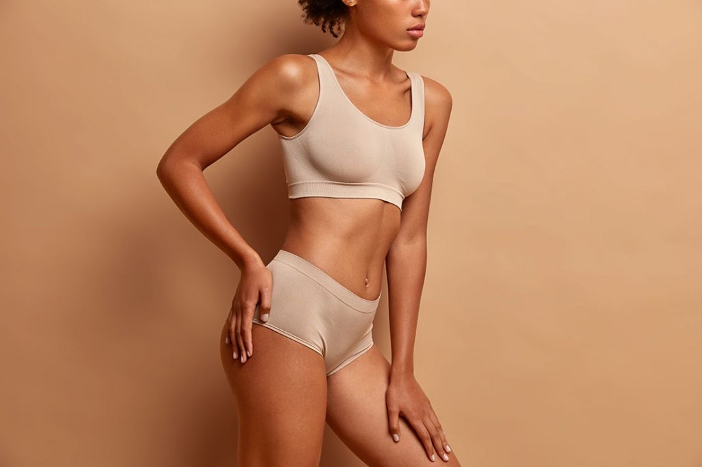 Mulher morena de lingerie bege