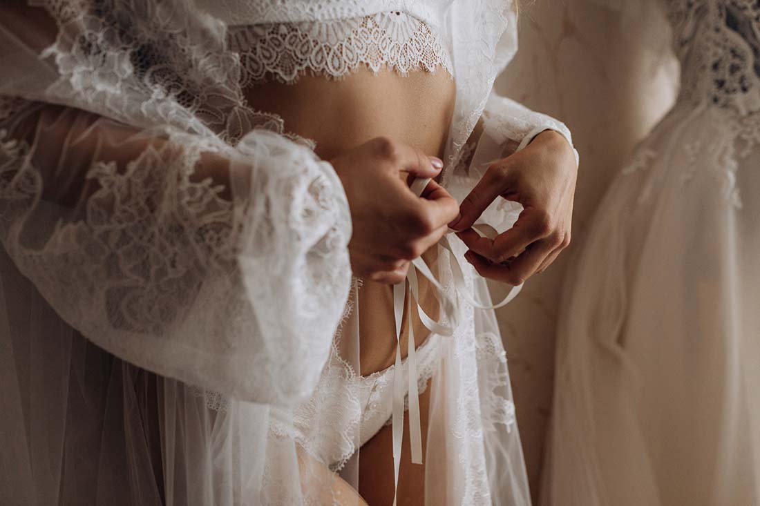 foto de mulher com uma lingerie branca que possui aplicação de fita de cetim