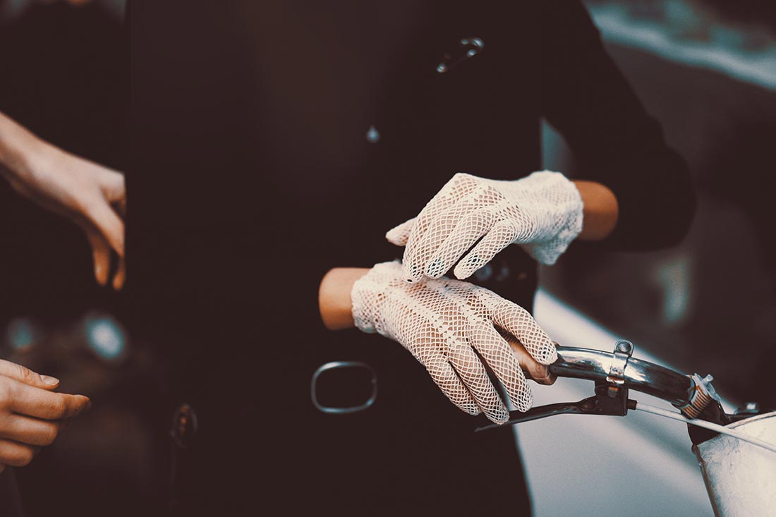 foto close nas mãos de uma mulher usando luvas curtas e brancas
