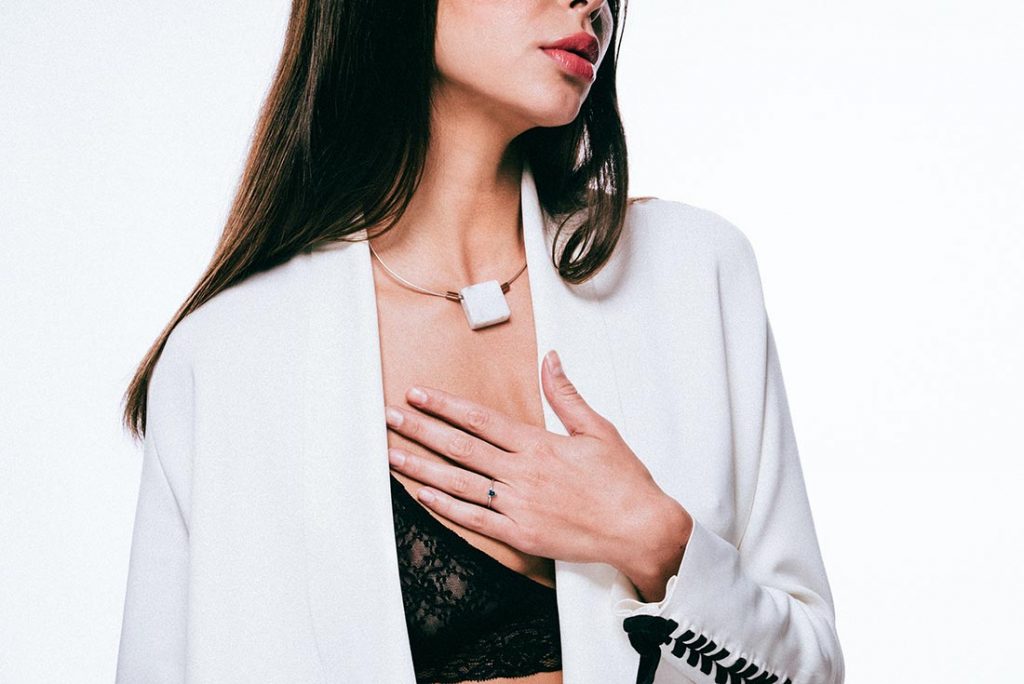 Mulher com blazer e lingerie no Street Style.