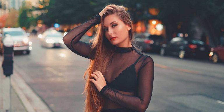 Mulher jovem na rua vestindo look com lingerie no Street Style.