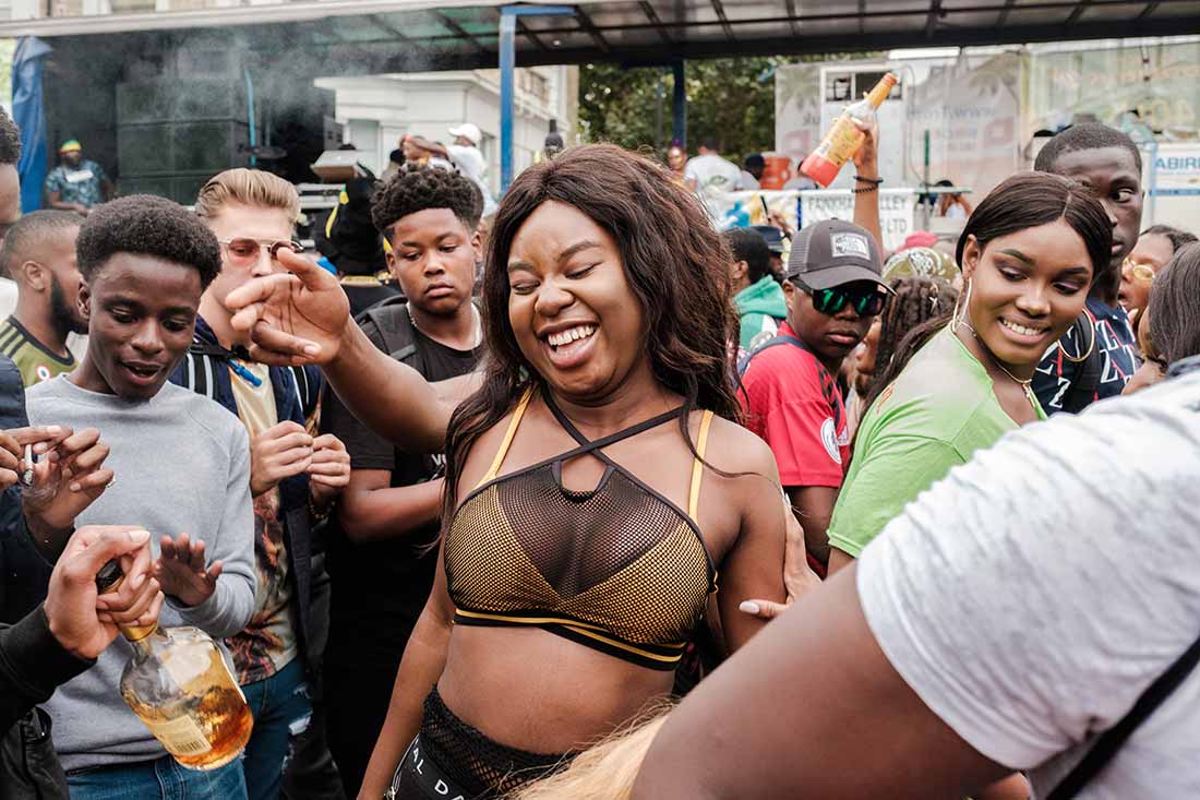 Mulher negra no meio do povo vestindo transparência e  lingerie no Street Style.