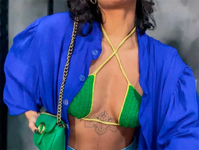 foto close de mulher usando lingerie verde combinada com jaqueta azul