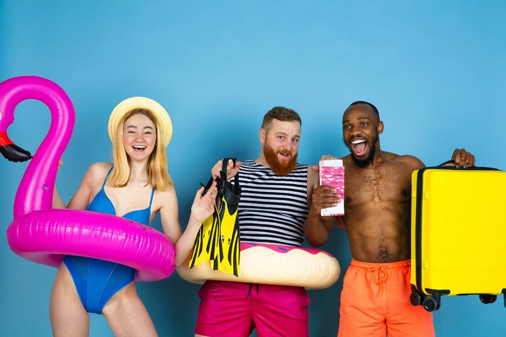 Jovens copm roupas e acessórios neon summer curtindo o verão