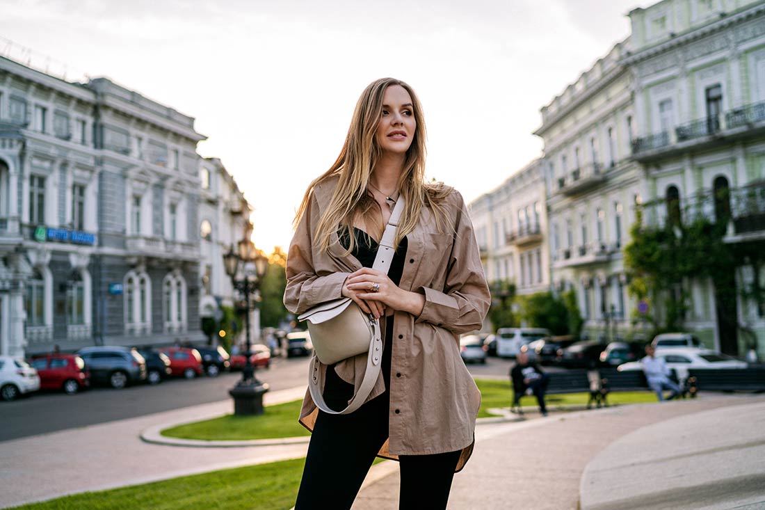 Mulher andando na rua com roupas Street Style tendência de moda para 2023