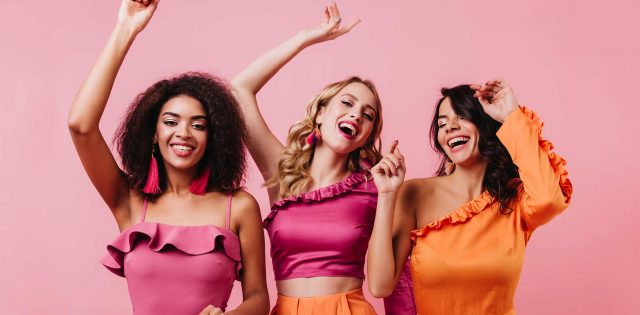 Mulheres jovens felizes apresentando a moda para 2023