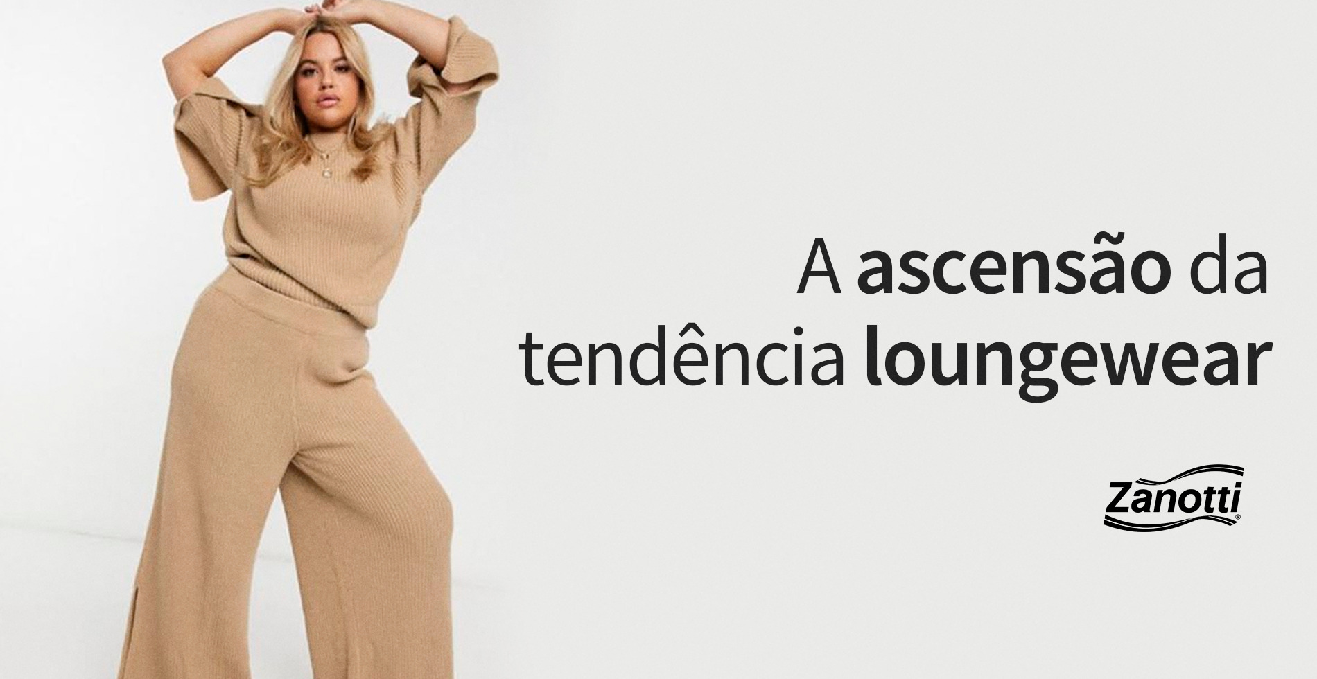 Mulher com conjunto bege dentro da tendência loungewear